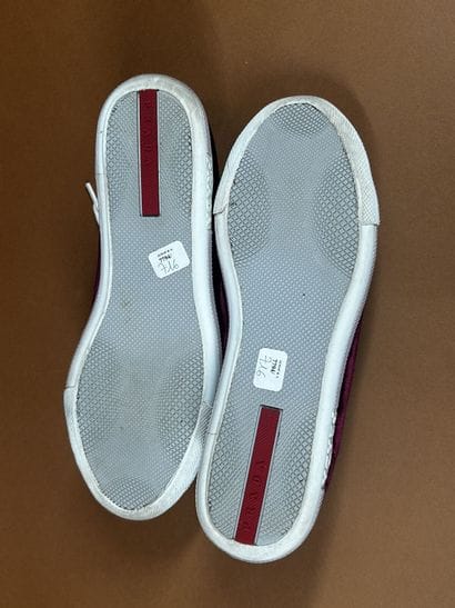 PRADA 
Paire de sneakers basse à lacet en...