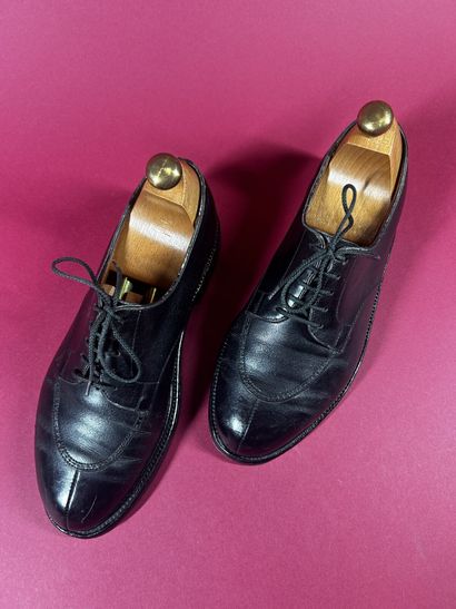 J. M. WESTON 
Deux paires de derby en cuir...