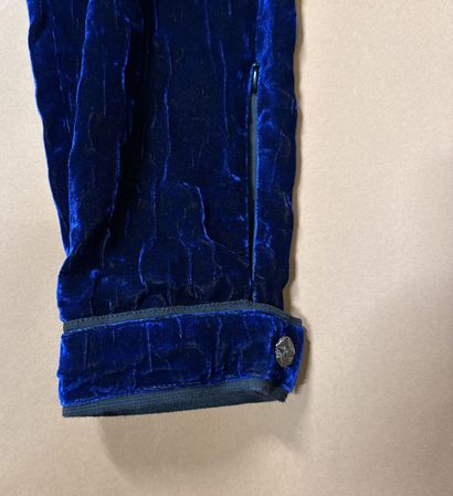 CHANEL 
Pantalon en velours bleu électrique...