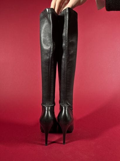 FENDI 
Paire de bottes en cuir noir à effet...
