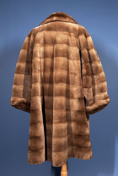 J. MENDEN
Manteau 7/8e en vison éjarré beige,...