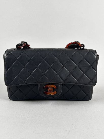 CHANEL 
Sac classique en cuir matelassé noir,...