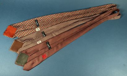 HERMÈS Paris
Réunion de trois cravates en...