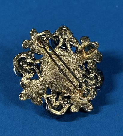 CHANEL
Broche pendentif en métal doré rehaussé...