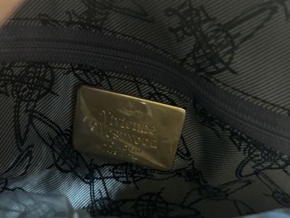 VIVIENNE WESTWOOD 
Sac en drap tartan ciel/jaune/rouge/noir...