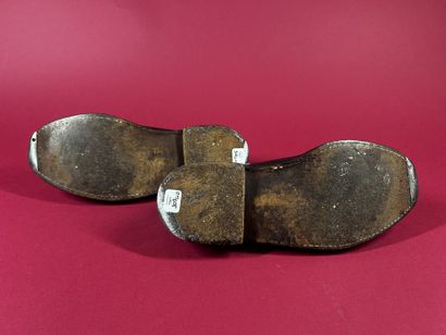 J. M. WESTON 
Deux paires de derby en cuir...