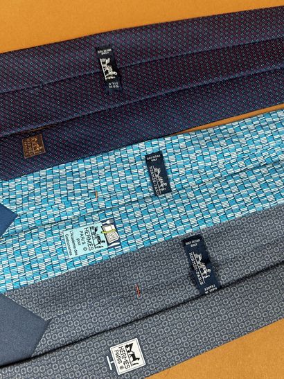 HERMÈS Paris
Réunion de trois cravates en...