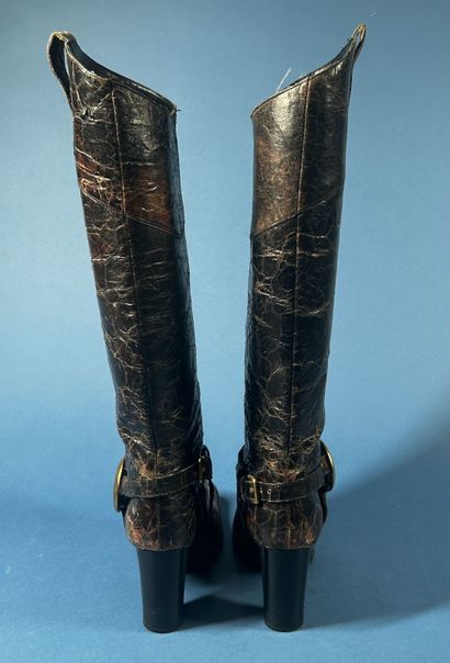 DOLCE GABBANA 
Paire de bottes en cuir vieilli...