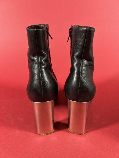 CÉLINE 
Paire de bottines en cuir noir à...
