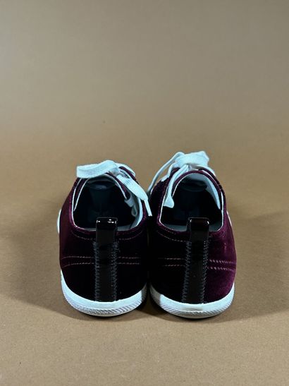 PRADA 
Paire de sneakers basse à lacet en...