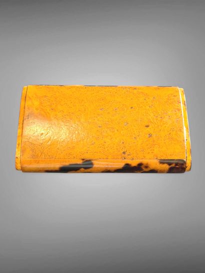 Snuffbox made of burl wood, decorated with...
