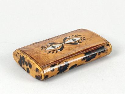 Snuffbox made of burl wood, decorated with...