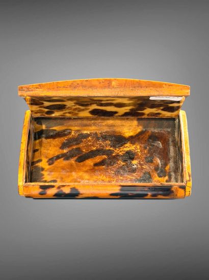 Snuffbox made of burl wood, decorated with...