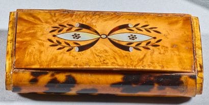Snuffbox made of burl wood, decorated with...
