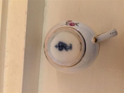 ALLEMAGNE, FRANKENTHAL.
Paire de tasses et...