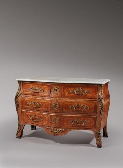 Commode galbée en bois de placage marqueté...