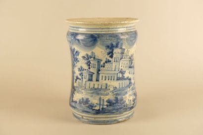 ITALIE, Naples.
Albarello décoré en camaïeu...