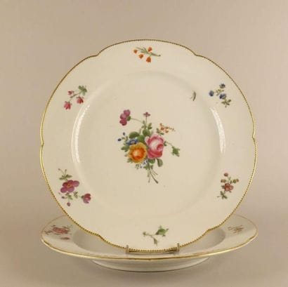 PARIS, Locré.
Deux plats en porcelaine blanche...