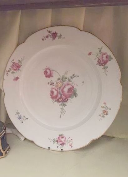 PARIS, Locré.
Deux plats en porcelaine blanche...