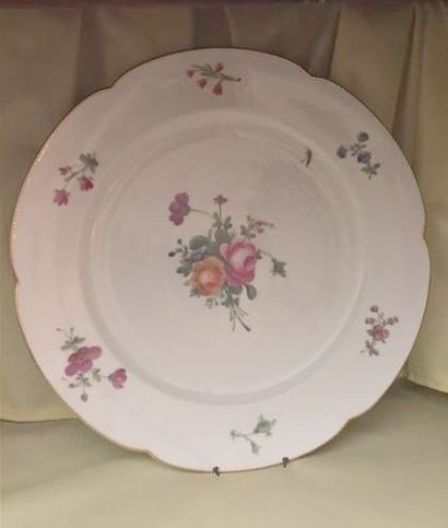 PARIS, Locré.
Deux plats en porcelaine blanche...