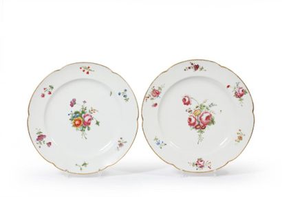 PARIS, Locré.
Deux plats en porcelaine blanche...
