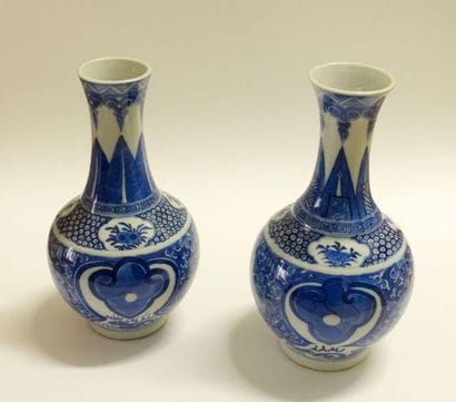 CHINE - XIXe siècle.
Paire de vases balustres...