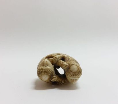 JAPON - Époque MEIJI (1868-1912).
Trois netsuke...