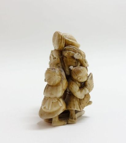JAPON - Époque MEIJI (1868-1912).
Trois netsuke...