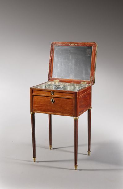 Petite table de toilette en acajou, le dessus...
