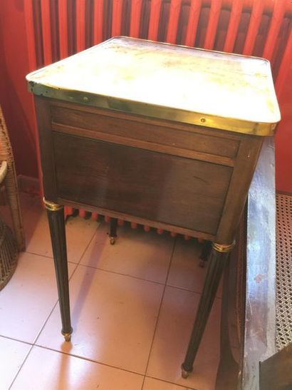 Petite table de toilette en acajou, le dessus...