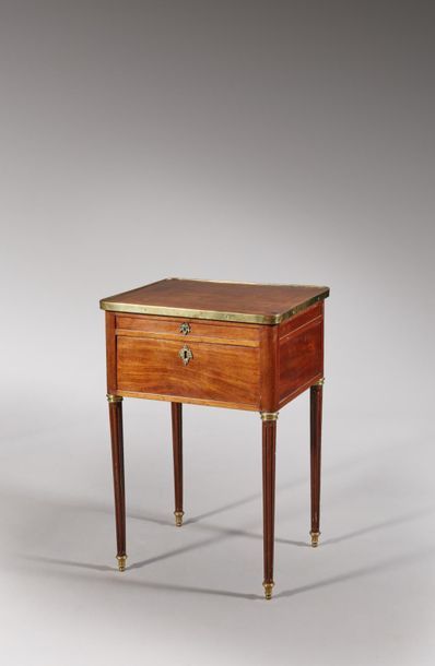 Petite table de toilette en acajou, le dessus...