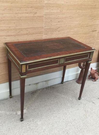 Table à écrire en acajou et baguettes de...