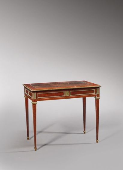 Table à écrire en acajou et baguettes de...