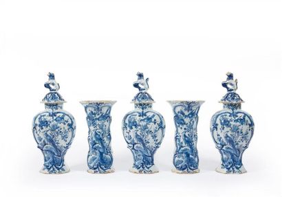 DELFT, XVIIIe siècle.
Garniture composée...