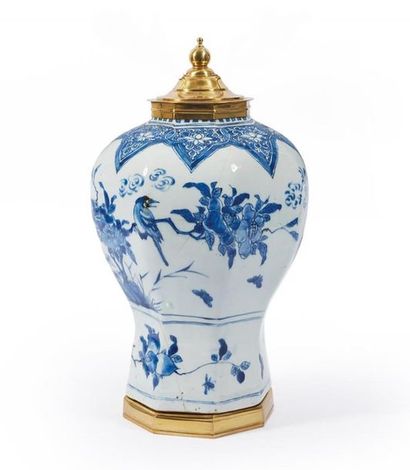 CHINE.
Vase octogonal décoré en camaïeu de...