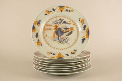CHINE.
Suite de huit assiettes en porcelaine...