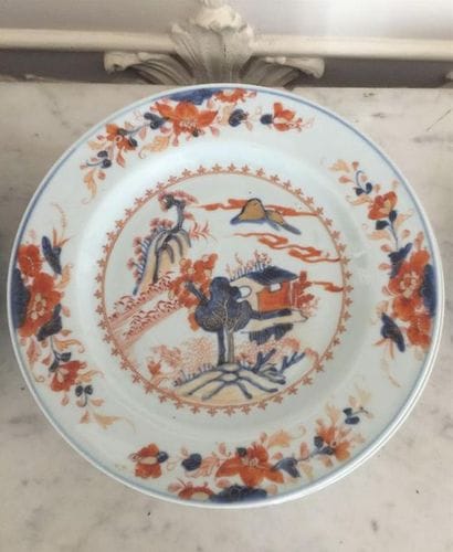 CHINE.
Suite de huit assiettes en porcelaine...