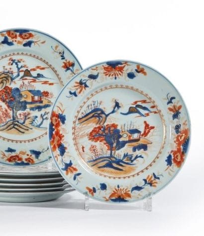CHINE.
Suite de huit assiettes en porcelaine...