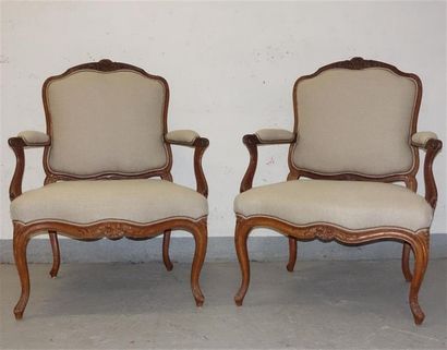 Paire de larges fauteuils en hêtre à dossiers...