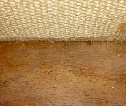 Paire de larges fauteuils en hêtre à dossiers...