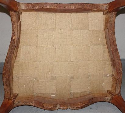Paire de larges fauteuils en hêtre à dossiers...
