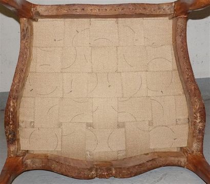 Paire de larges fauteuils en hêtre à dossiers...