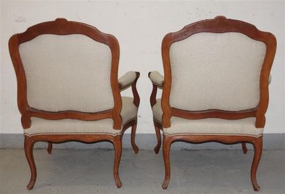 Paire de larges fauteuils en hêtre à dossiers...