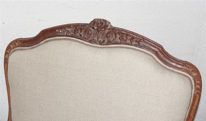Paire de larges fauteuils en hêtre à dossiers...