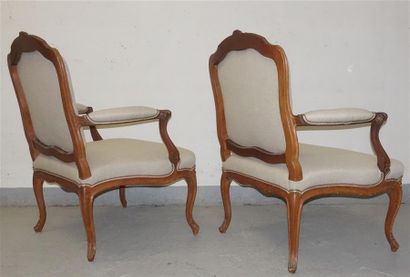 Paire de larges fauteuils en hêtre à dossiers...