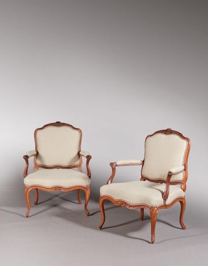 Paire de larges fauteuils en hêtre à dossiers...