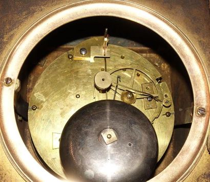 Pendule borne en bronze ciselé et doré surmontée...