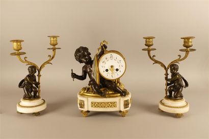 Pendule et paire de candélabres en bronze...
