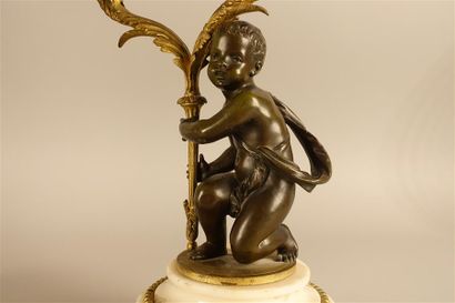 Pendule et paire de candélabres en bronze...