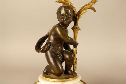 Pendule et paire de candélabres en bronze...